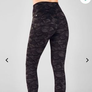 Fabletics power hold, camo